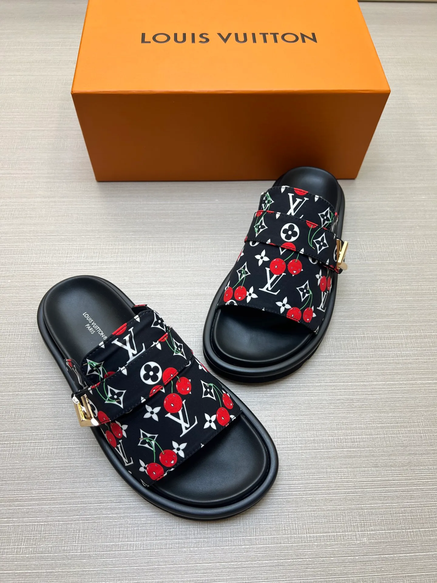 Factory price: 360💰【LOUIS VUITTON】Louis Vuitton, LV printing, men's and women's slippers are on the market, drawer box packaging with cloth bag, card, the upper pattern looks very soft and waxy, super versatile leg slimming artifact. Fabric: imported denim/canvas/old fabric, LV hardware LOGO, official website pattern printing, comfortable to wear, foot pads: high elastic men's shoes💰U water table. Sole: foam sole, heel height: about 5cm. Code number: 35-46, 35, 45, 46 are custom-made and non-returnable. Color: multiple colors and styles available.